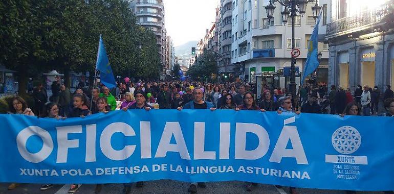 El asturiano, de nuevo en la calle para reclamar la oficialidá
