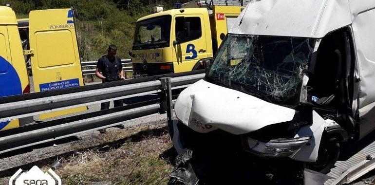 Un herido tras salirse de la vía su furgoneta en Villaviciosa