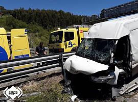 Un herido tras salirse de la vía su furgoneta en Villaviciosa