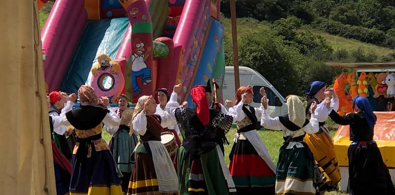 Ambás, en plena folixa de asturianía