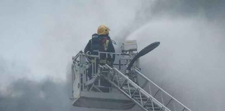 Los bomberos extinguen un incendio urbano en Cangas de Onís