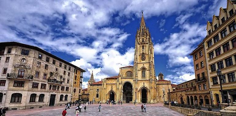 Somos recuerda al deán que la plaza de la Catedral es un espacio público, no privado