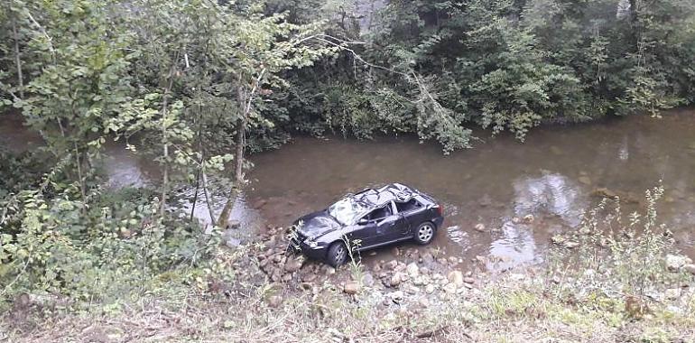 Dos heridos leves al caer su coche al río en Piloña