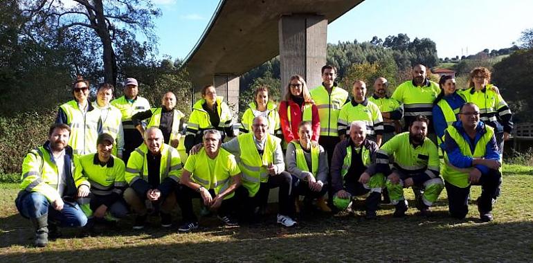 Nueva jornada de limpieza con voluntarios del río Magdalena, en Avilés