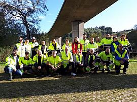 Nueva jornada de limpieza con voluntarios del río Magdalena, en Avilés