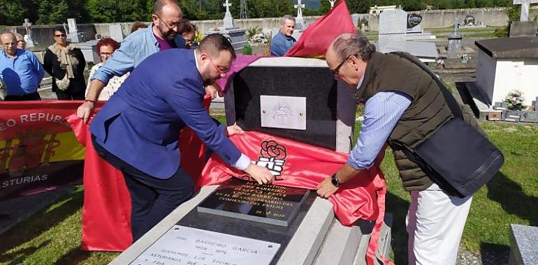 EL PSOE asturiano rinde homenaje a José Barreiro en Francia