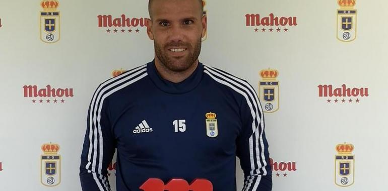 Ortuño recibe el premio Jugador Cinco Estrellas de septiembre en el Real Oviedo