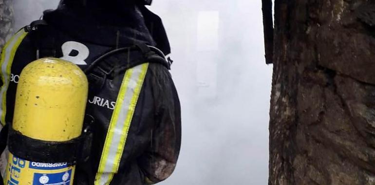 1 herido grave y 12 leves en el incendio de un piso en Mieres