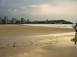 Gijón/Xixón se vuelve más surfero caminando sobre las olas