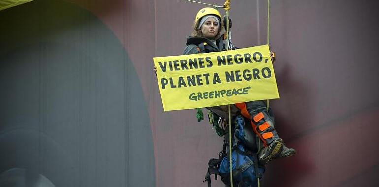 Black Friday: activistas de Greenpeace irrumpen en las tiendas del centro de Madrid