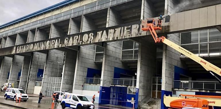 Oviedo inicia la limpieza de la fachada del Carlos Tartiere y la sustitución del rótulo luminoso