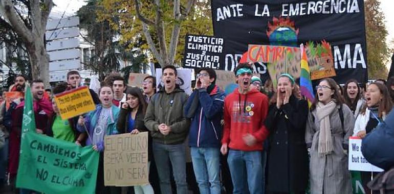 Multitudinaria marcha por el clima y contra el negacionismo toma Madrid