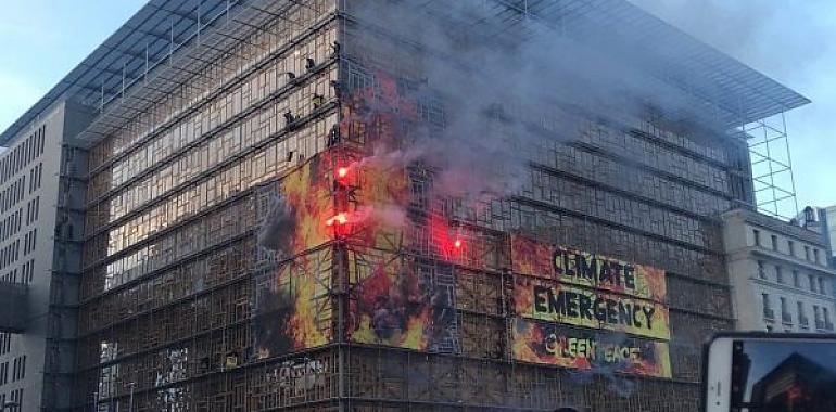 Greenpeace “incendia” la reunión de líderes de la UE en Bruselas para denunciar la emergencia climática