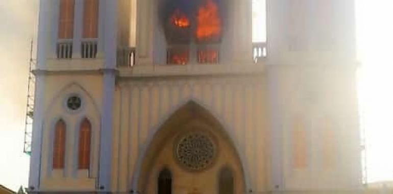 Un incendio arrasa la cubierta de la Catedral de Malabo
