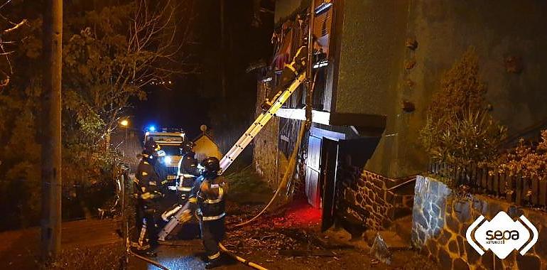 El fuego calcina una vivienda de dos plantas en Caperea, Piloña