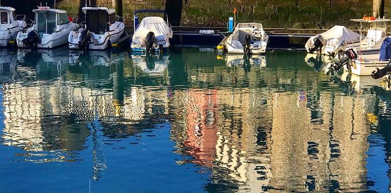 La Nalona inicia la extracción de ocle en el puerto deportivo de Llanes 