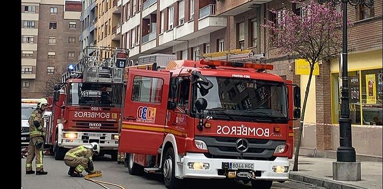 Los bomberos de Oviedo extinguen un incendio en un piso de La Tenderina