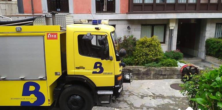 El fuego calcina una vivienda de dos pisos en Aller