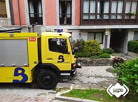 El fuego calcina una vivienda de dos pisos en Aller