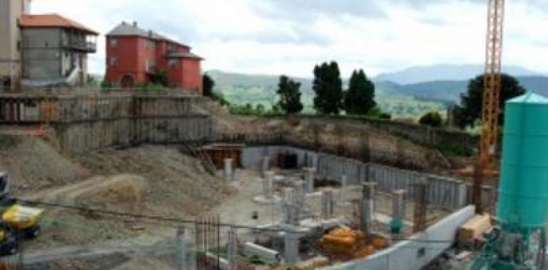 Vecinos de Tineo denuncia la construcción en la villa de sesenta viviendas junto a la tapia del cementerio