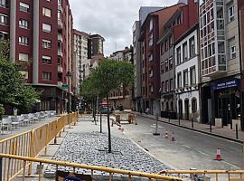 Avilés mejora el pavimento peatonal en el casco histórico y El Carbayedo