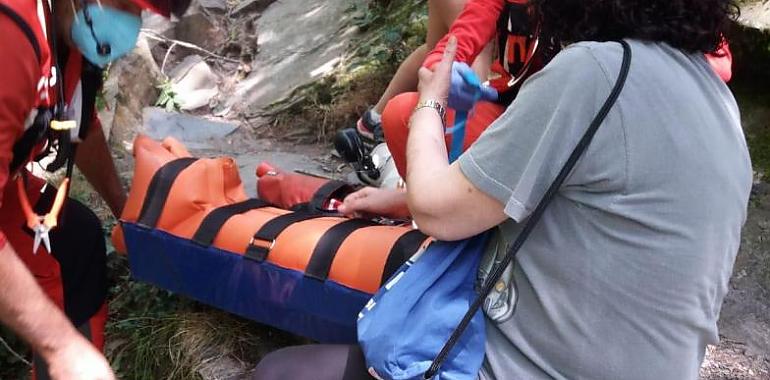 Rescatan senderista herida en la Cascada de Semeira, en Oscos