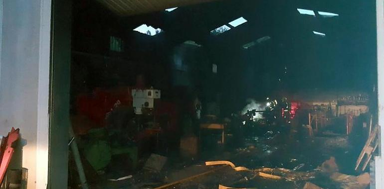 Incendio destruye una nave de maquinaria en Premoño de Las Regueras