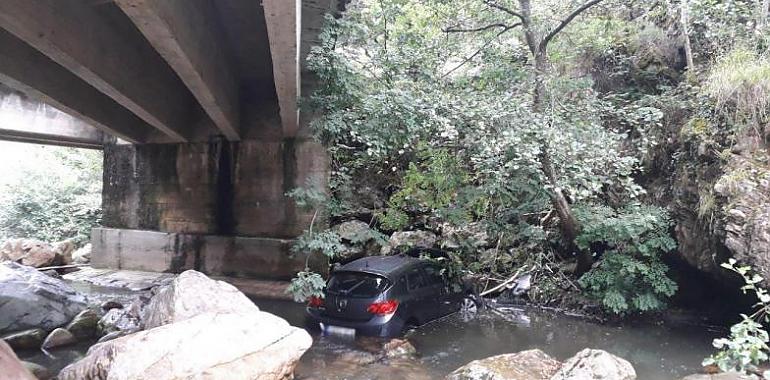 Hospitalizados tras caer su coche al río en Las Ventas de Proaza