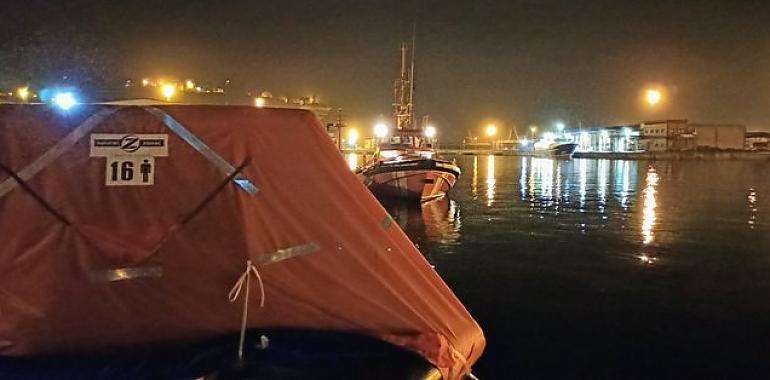 Salvamento rescata la tripulación de un velero hundido al norte de Gijón