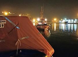 Salvamento rescata la tripulación de un velero hundido al norte de Gijón