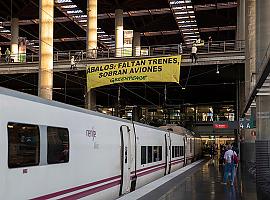 Greenpeace reclama en Atocha más trenes y menos aviones