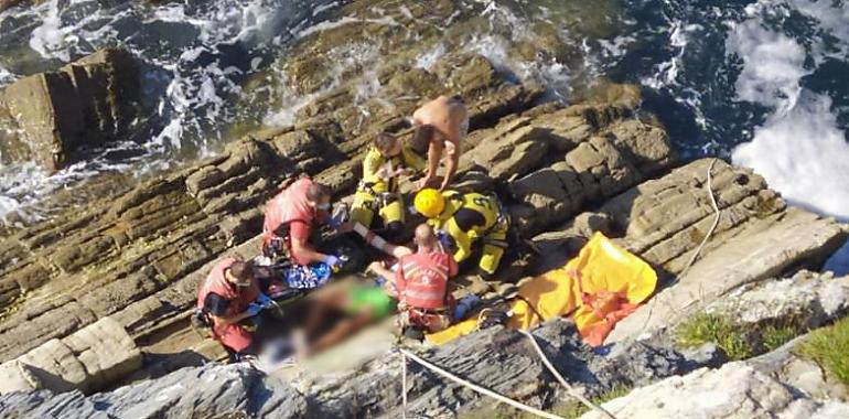 Rescatado con grave politraumatismo tras caer al acantilado de Cabo Blanco en El Franco