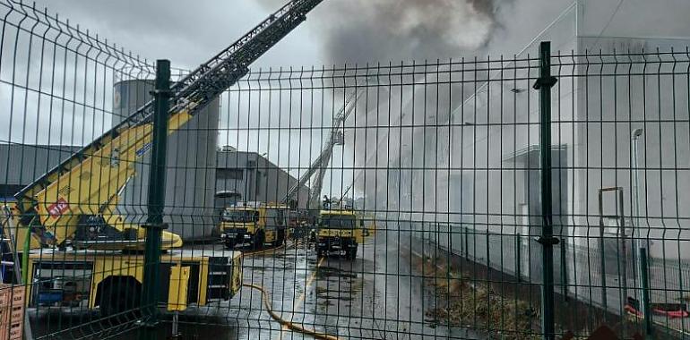 Desactivada la emergencia por incendios inustriales tras controlar el de Silvota