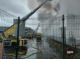 Desactivada la emergencia por incendios inustriales tras controlar el de Silvota