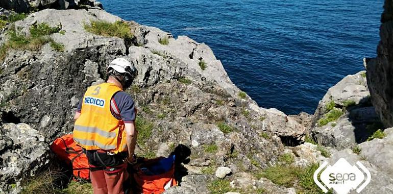 Rescatada una mujer en Llanes tras caer a los acantilados de Pendueles