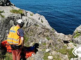 Rescatada una mujer en Llanes tras caer a los acantilados de Pendueles