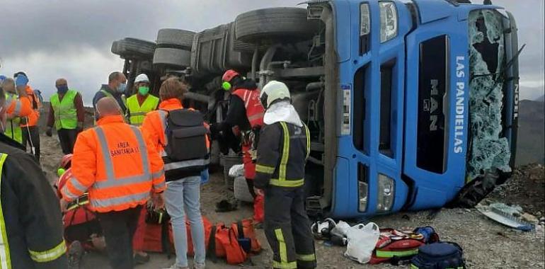 Herido grave un conductor de camión en Escardén de Tineo