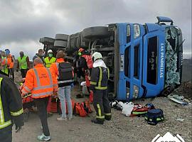 Herido grave un conductor de camión en Escardén de Tineo