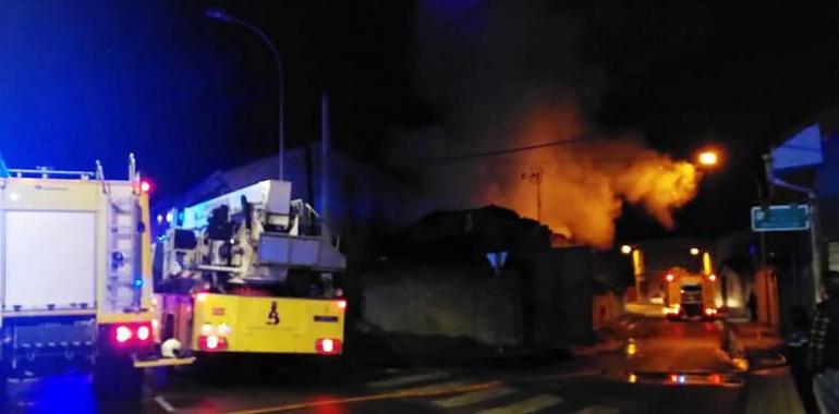 Extinguidos con éxito dos incendios urbanos en Mieres y Langreo