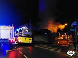 Extinguidos con éxito dos incendios urbanos en Mieres y Langreo