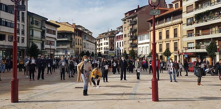 Concentraciòn en Villaviciosa reivindicando medidas justas para el comercio y la hostelería 