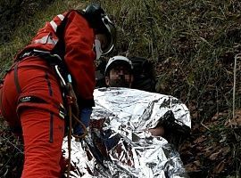 Agente del Medio Natural de Asturias herido tras caer cien metros en Villar de Vildas