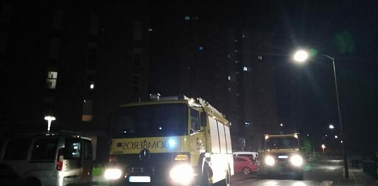 Desalojo de vecinos por el incendio de una cocina en Villa de Langreo