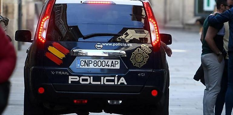 La Policía Nacional salva la vida en Mieres a una persona que se autolesionó con arma blanca en el cuello