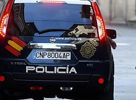 La Policía Nacional salva la vida en Mieres a una persona que se autolesionó con arma blanca en el cuello