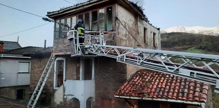 Extinguido un incendio en Riosa