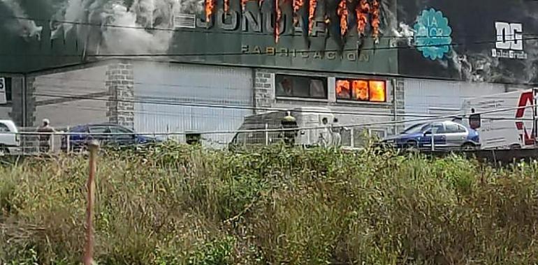 Extinguido incendio en polígono industrial en Grado en la tarde de ayer