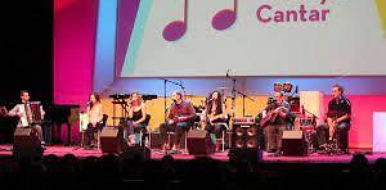 Carla Armas y Rubén García, L-R, ¿Aú y la Banda de Gaites Camín de Fierro, candidatos al XIII Premio Camaretá al Meyor Cantar a celebrar en el Niemeyer