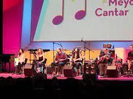 Carla Armas y Rubén García, L-R, ¿Aú y la Banda de Gaites Camín de Fierro, candidatos al XIII Premio Camaretá al Meyor Cantar a celebrar en el Niemeyer