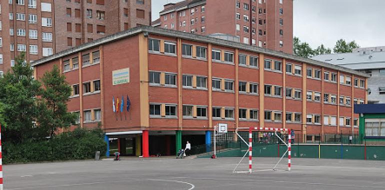 Ya se trabaja en la cubierta del aulario de segundo ciclo de Infantil del CEIP El Quirinal de Avilés